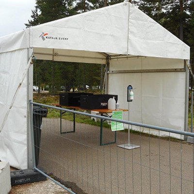 Heti pääportilla on odotuspaikkana ja sääsuojana Kataja Eventin teltta.